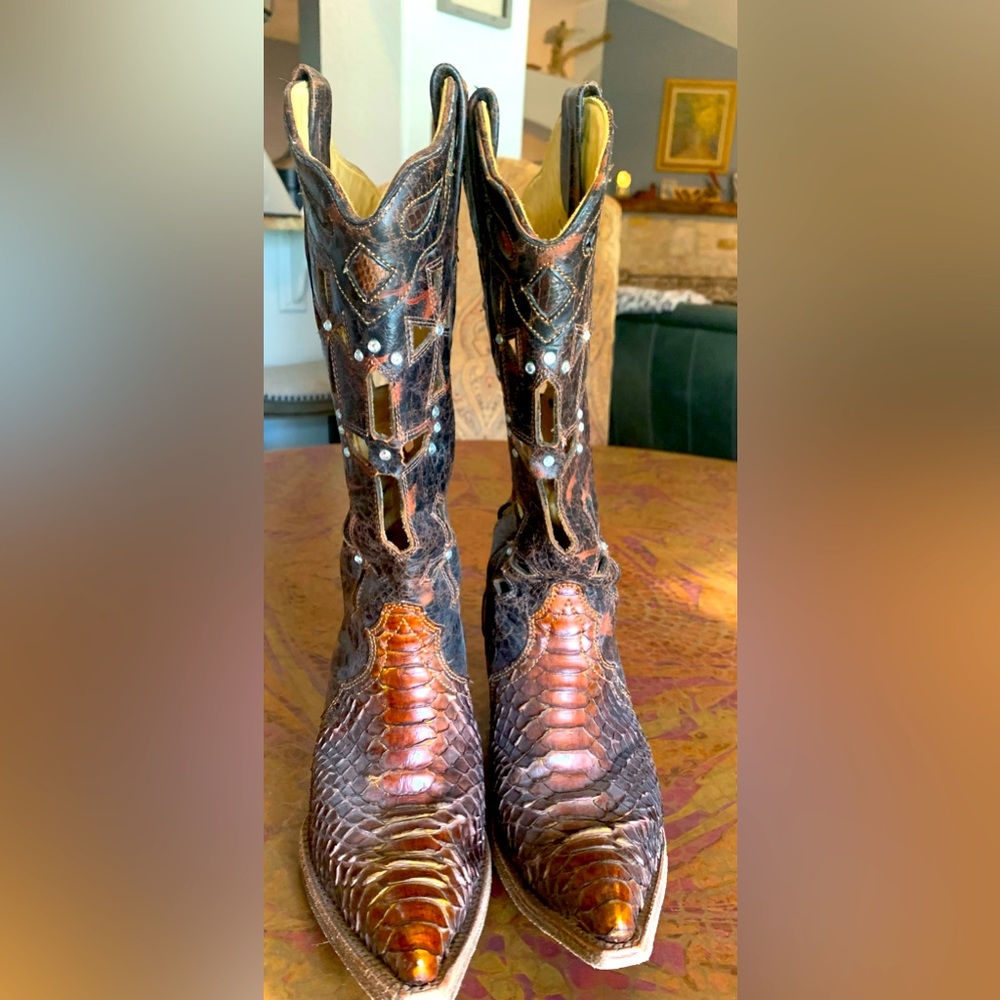 Corral Boots size 6. Worn only a few times.